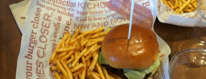 Red Robin's Burger Works is one of Lugares favoritos de Chris.