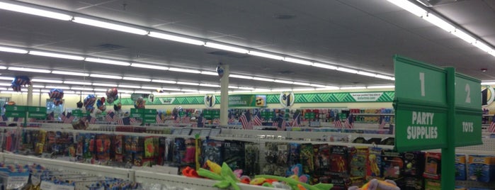 Dollar Tree is one of Jessicaさんのお気に入りスポット.