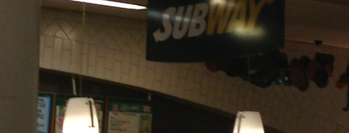 Subway is one of Tempat yang Disukai Hifzi.