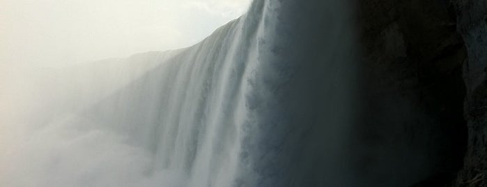 Excursion derrière les chutes is one of Canada.