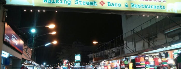 Chiang Mai Night Bazaar is one of เที่ยวสิ้นปี 56.