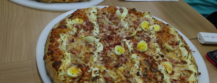 Domino's Pizza is one of Tempat yang Disukai Marjorie.