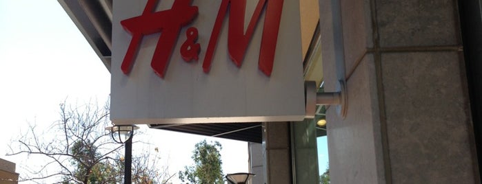 H&M is one of Locais curtidos por Elisabeth.