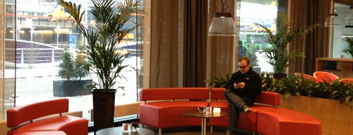 Ibis Hotel Leiden Centre is one of Posti che sono piaciuti a Sam.