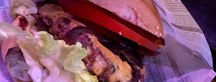 Round House Burger is one of Breck'in Beğendiği Mekanlar.