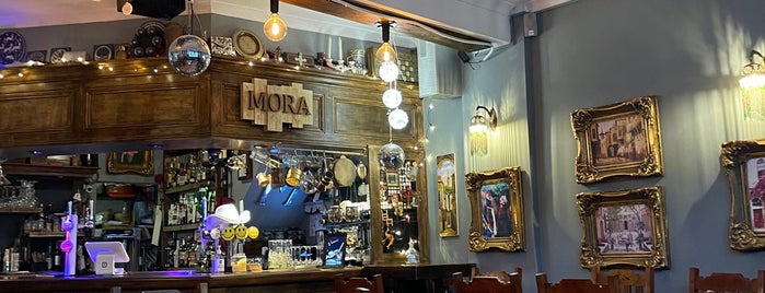 Mora Meza Bar is one of Lugares favoritos de Jon.