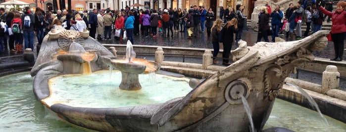 Fontana della Barcaccia is one of Nuove Isole (di Marco Lodoli).