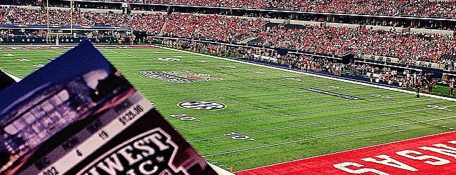 AT&T Stadium is one of Lugares favoritos de Colin.