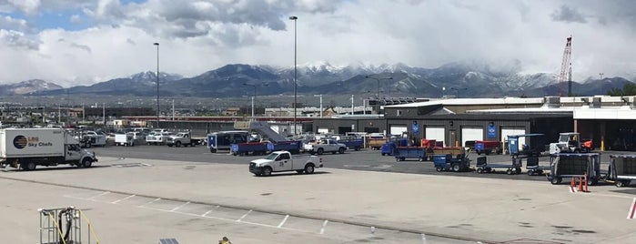 Aeroporto Internacional de Salt Lake City (SLC) is one of Locais curtidos por Colin.