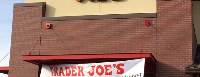 Trader Joe's Wine Shop is one of Tempat yang Disukai Justin Griffin.