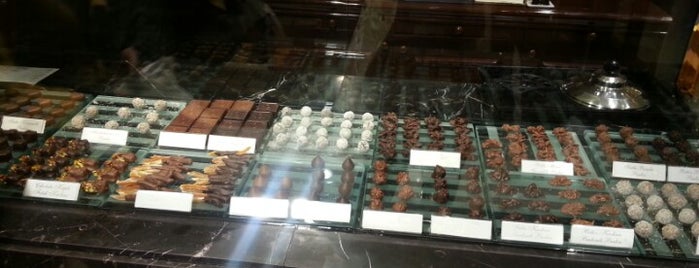 Vakko Chocolatte is one of Orte, die Büşra Nazlan gefallen.