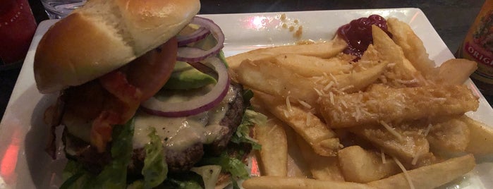 Red Robin Gourmet Burgers and Brews is one of Larisaさんのお気に入りスポット.