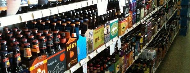 Peachtree Road Liquor & Package Store is one of Posti che sono piaciuti a Todd.