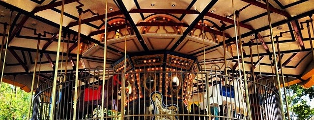 Grand Carousel is one of Lugares favoritos de Ashley.