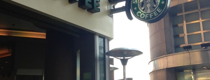 Starbucks is one of Tempat yang Disukai Agneishca.