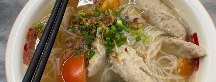 Woo Pin Fish Head Noodles is one of Locais curtidos por William.