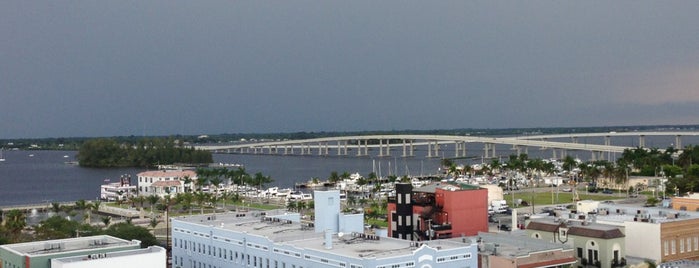 Hotel Indigo Ft Myers Dtwn River District is one of Tempat yang Disimpan Arra.