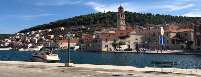 Caffe Bar "Skarpelin" is one of Brač.