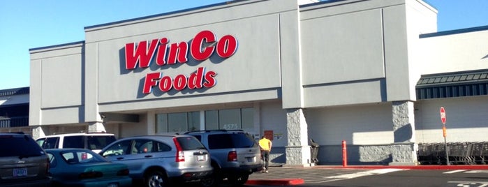 WinCo Foods is one of สถานที่ที่ Nadine ถูกใจ.