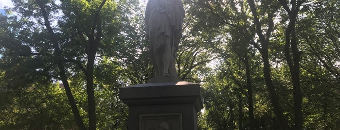 Alexander Hamilton Statue is one of Tempat yang Disukai Carlin.
