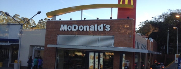 McDonald's is one of Tempat yang Disukai Heloisa.
