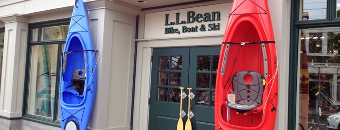 L.L.Bean Bike, Boat & Ski Store is one of Lugares favoritos de Tammy.