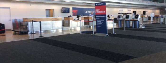 Delta Airlines Ticket Counter - XNA is one of Tempat yang Disukai Víctor.