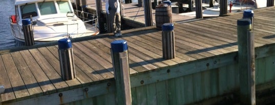 Hy-Line Cruises Ferry Dock (Nantucket) is one of สถานที่ที่ Alex ถูกใจ.