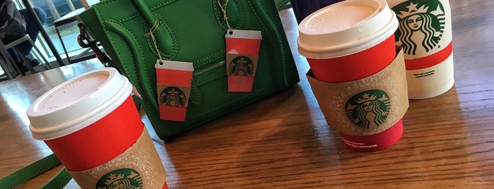 Starbucks is one of Lugares favoritos de Dustin.