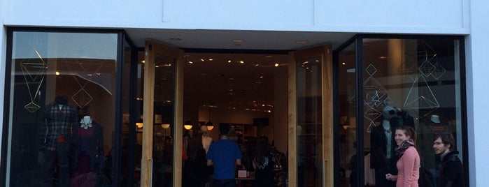 J.Crew is one of Eric'in Beğendiği Mekanlar.