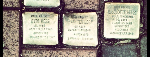 4 Stolpersteine Herz is one of Stolpersteine 1933 - 1945.