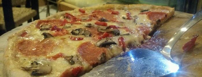El Cuartito Pizzas is one of Mara'nın Beğendiği Mekanlar.