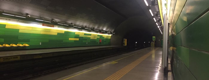 Metro Santiago Bueras is one of Estación de Metro.