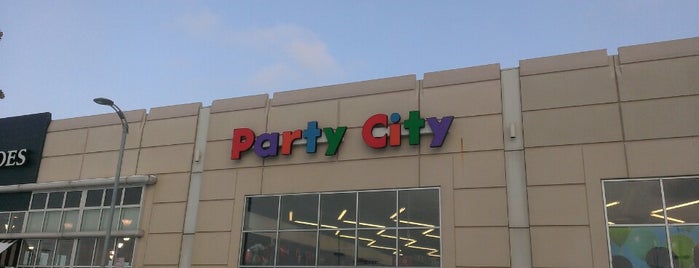 Party City is one of Lauren 님이 좋아한 장소.