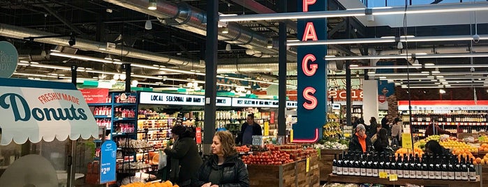 Whole Foods Market is one of Lugares favoritos de Angela.