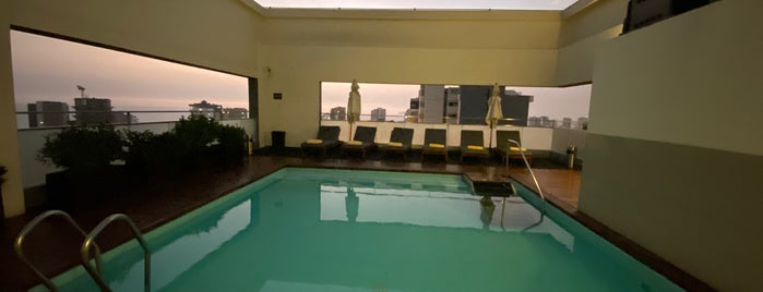 Hotel Dazzler Rooftop Swiming Pool is one of Lugares favoritos de Adam.