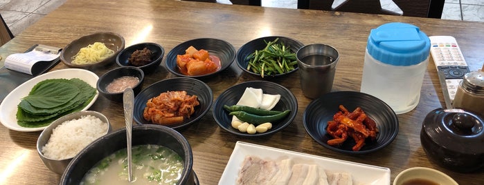 왕돼지국밥 is one of Locais curtidos por Yongsuk.