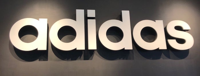 Adidas Outlet Store is one of Tempat yang Disukai Martin.