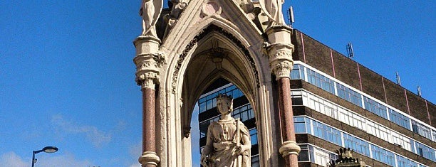 Statue of Queen Victoria is one of Tempat yang Disukai James.