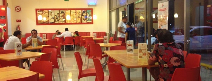 Domino's Pizza is one of Joaquin'in Beğendiği Mekanlar.