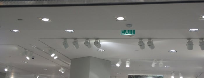 H&M is one of Lieux sauvegardés par Özdemir.