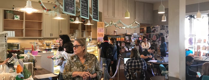 Muddy's Bake Shop + Coffee is one of สถานที่ที่บันทึกไว้ของ Carl.