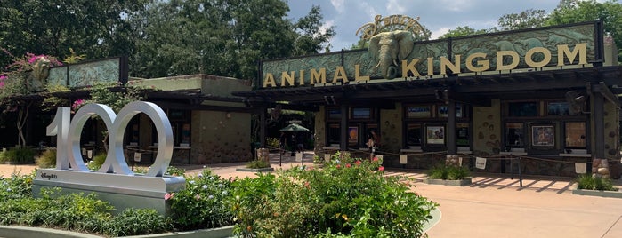 Animal Kingdom Main Entrance is one of สถานที่ที่ Lizzie ถูกใจ.