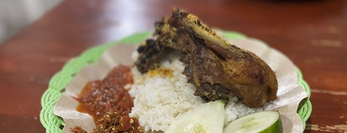 Bebek Tugu Pahlawan is one of Favourite Culinary In Surabaya.