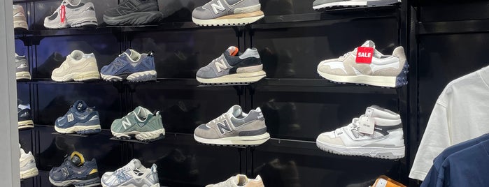 Foot Locker is one of Seoul Hypebeast.