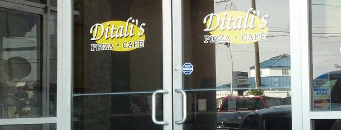 Ditali's Pizza is one of สถานที่ที่ Jen (Blathering) ถูกใจ.
