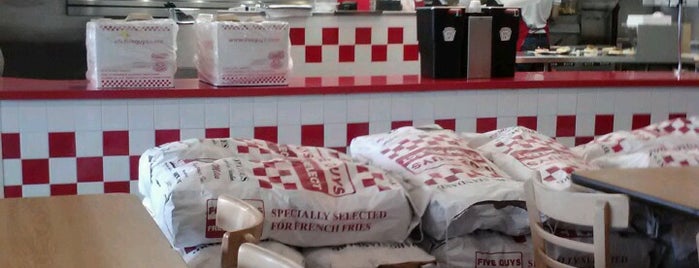 Five Guys is one of Lugares favoritos de Jennifer.
