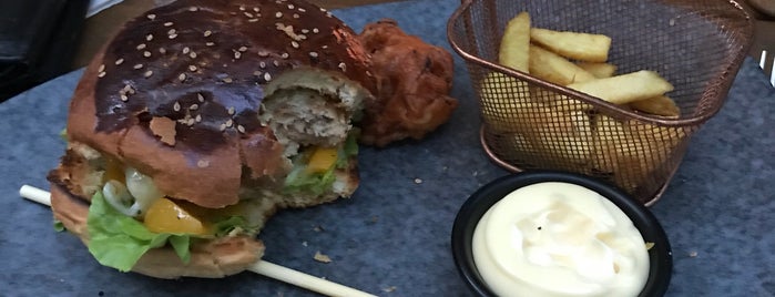 Iveau Burgers & Wijnbar is one of Posti che sono piaciuti a Nienke.