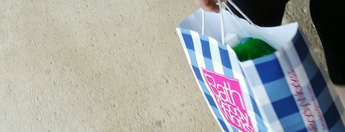 Bath & Body Works is one of Debbieさんのお気に入りスポット.