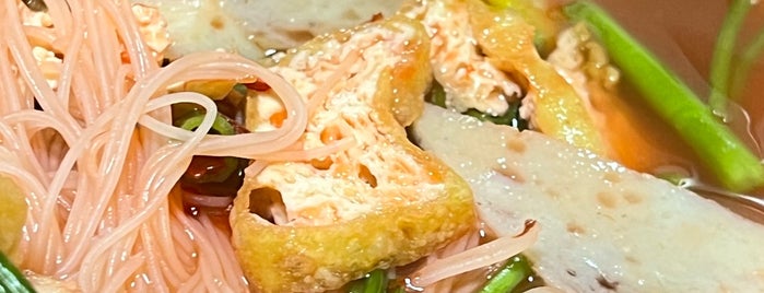ไขว่ เย็นตาโฟแมงกะพรุน is one of Top picks for Thai Restaurants.